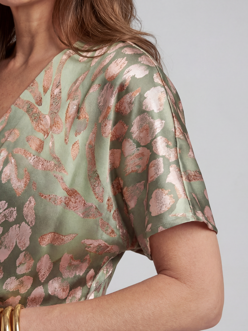 Coral | Vestido midi con estampado abstracto, cuello en V y cintura retorcida