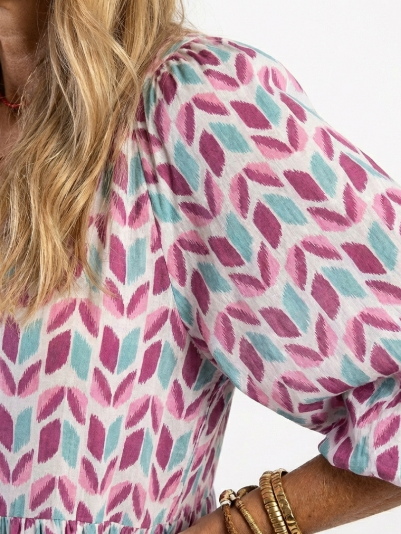 Nadia | Vestido midi de manga larga con estratos y estampado geometrico