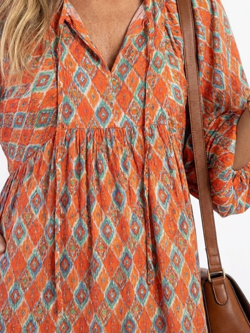 Chiara | Vestido midi con cuello en V, estratificado y estampado geometrico