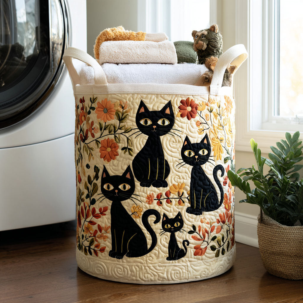 Cesto acolchado con gatos entre flores