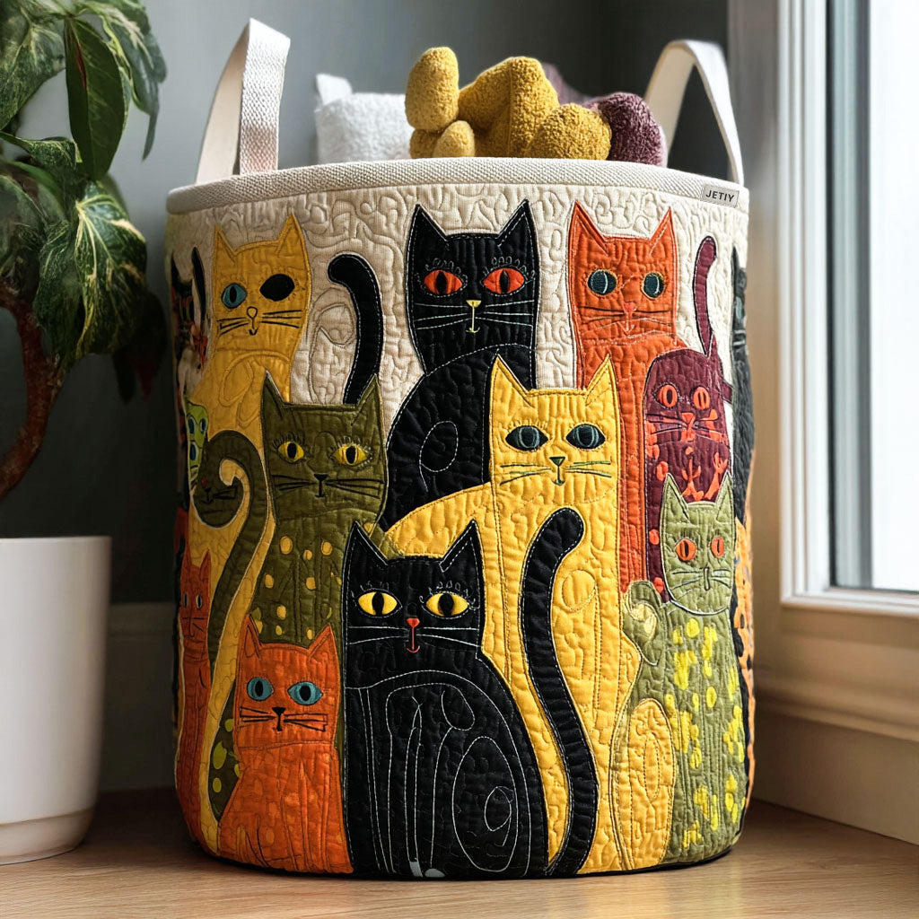 Cesto acolchado con gatitos acurrucados
