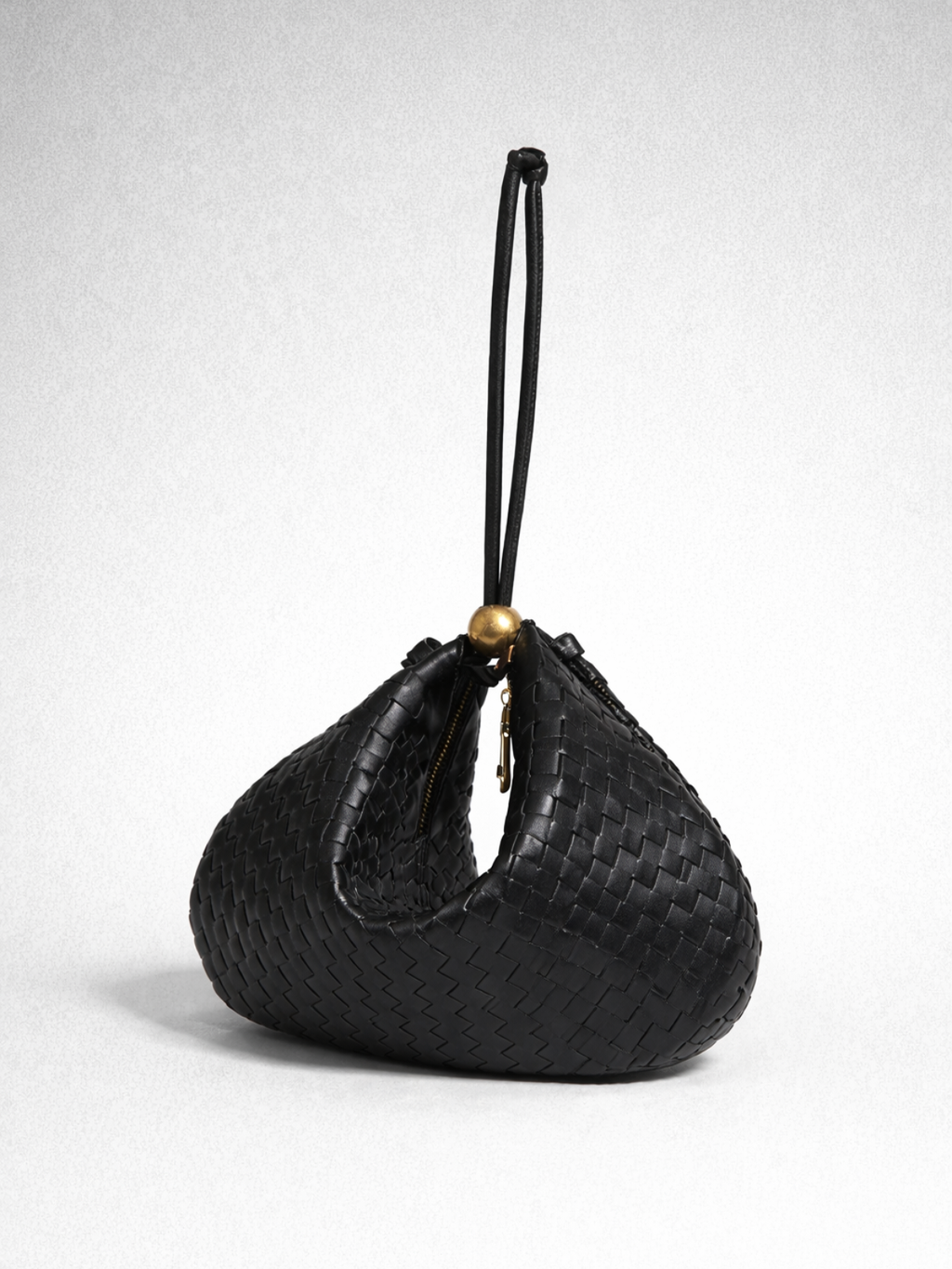 Bubble Noir | Bolso Dumpling Tejido con Apliques Dorados