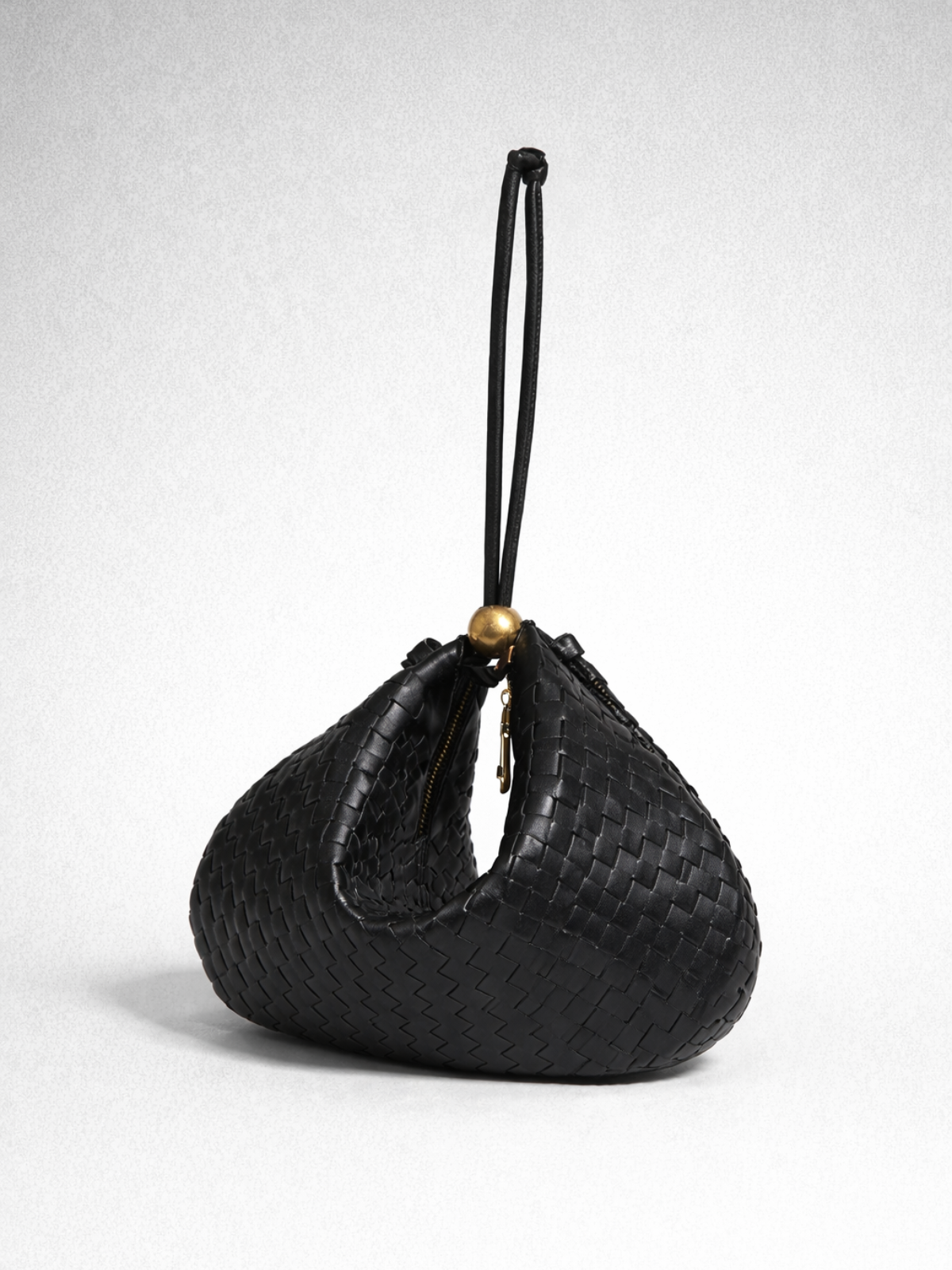 Bubble Noir | Bolso Dumpling Tejido con Apliques Dorados